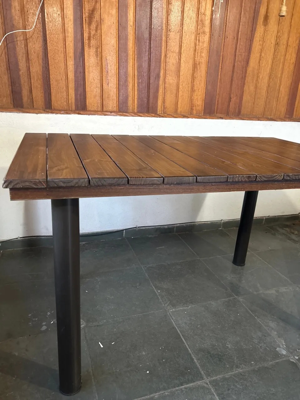 Mesa de madeira com pés de metal