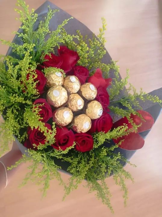 Buquê de rosas vermelhas com chocolates temos várias opções de presentes ,buques de rosas 
