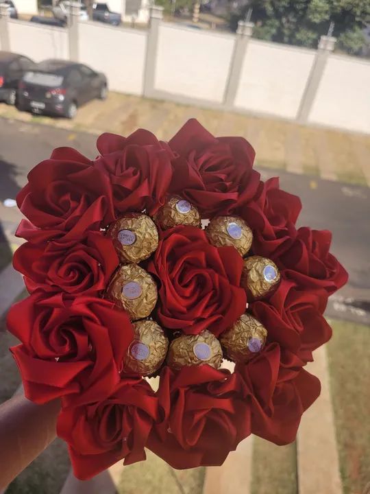 Buquê de rosas vermelhas com chocolates temos várias opções de presentes ,buques de rosas  - Foto 4