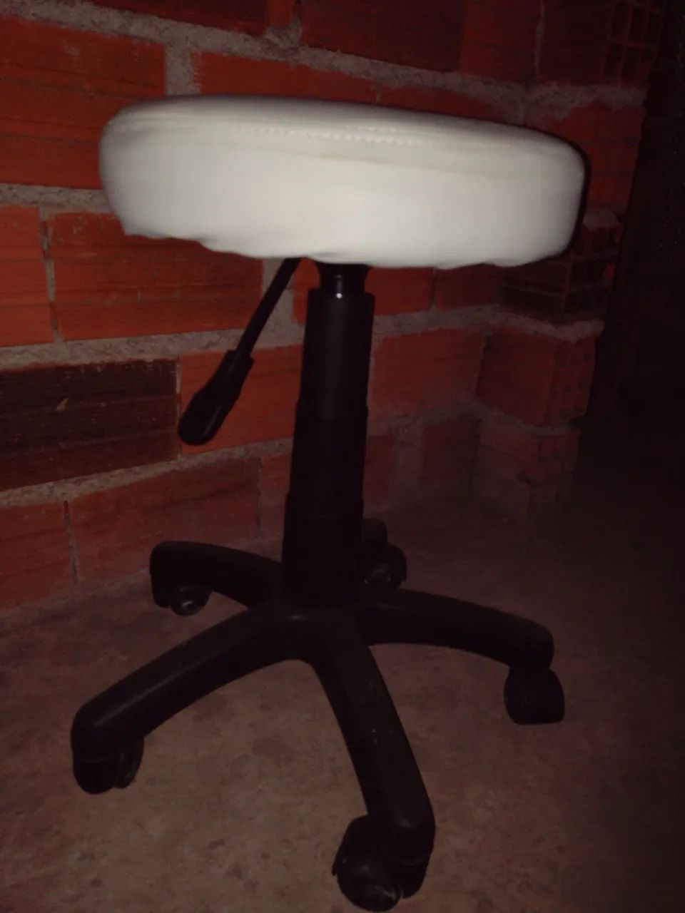 Banquinho Giratório Branco/ banqueta mocho, semi novo  - Foto 4
