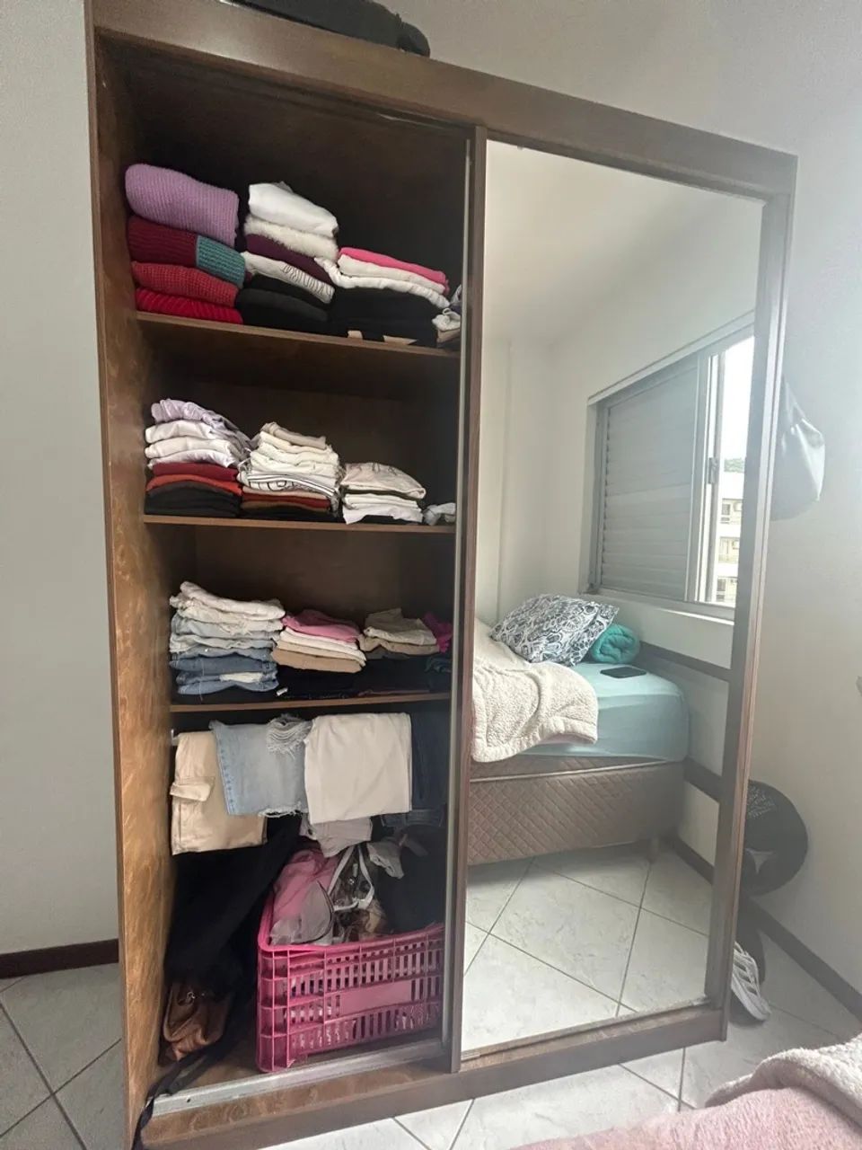 Guarda-roupa com Espelho e Portas de Correr - Foto 2