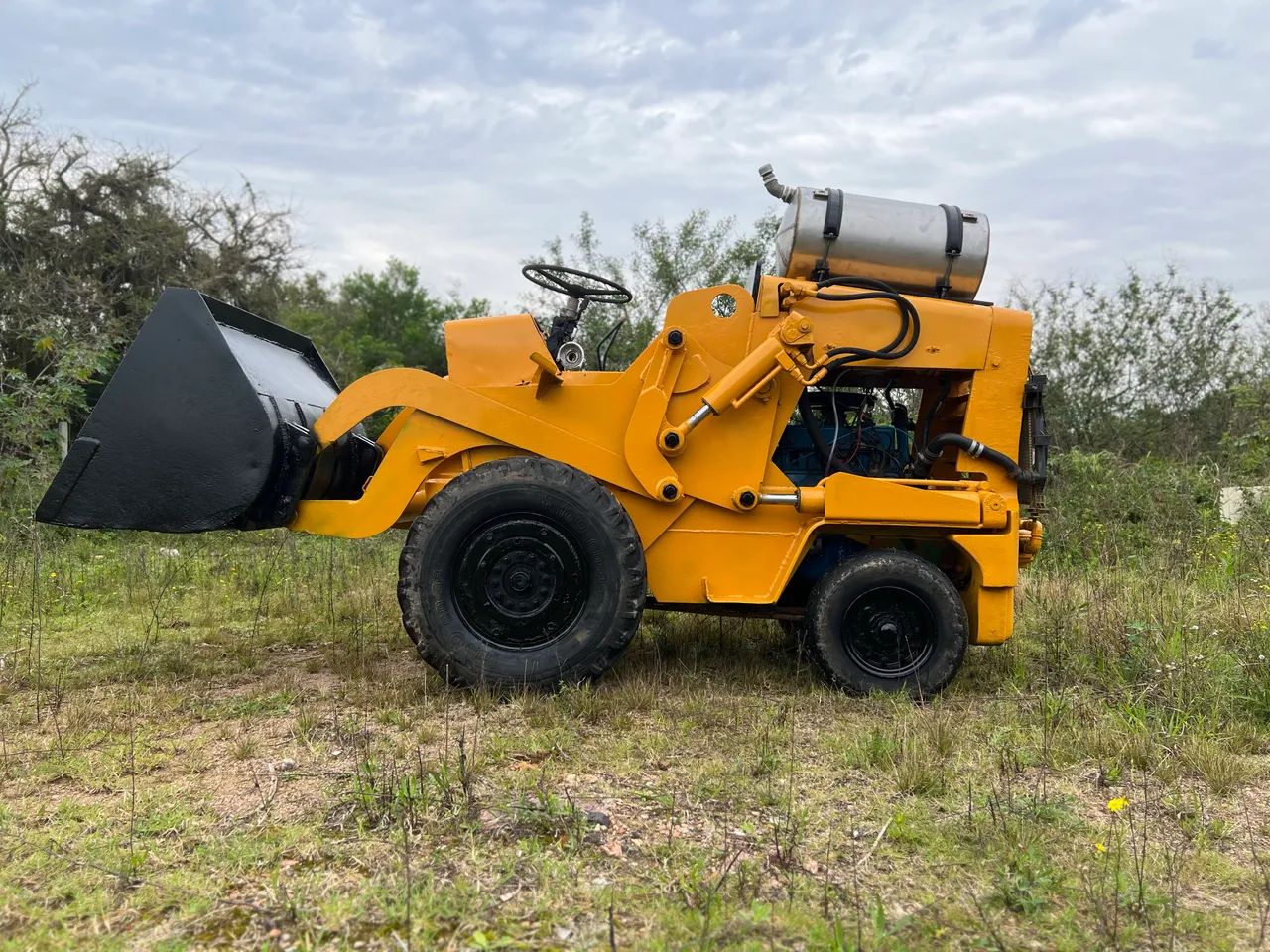 Mini Pá Carregadeira Hough H25 - Foto 2