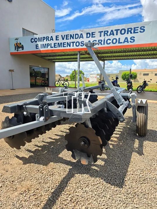 Grade niveladora de 36 discos com pneus para transporte tatu - Tk Tratores Nova Andradina  - Foto 3