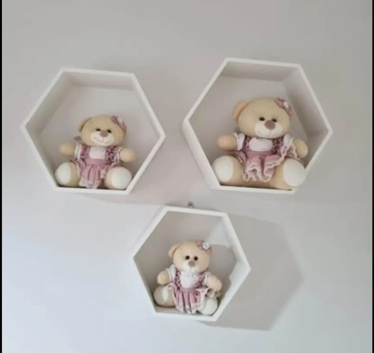 Vende-se Nicho Colmeia hexagonal com fundo  Acompanha 3 peças com ursinha camponesa 