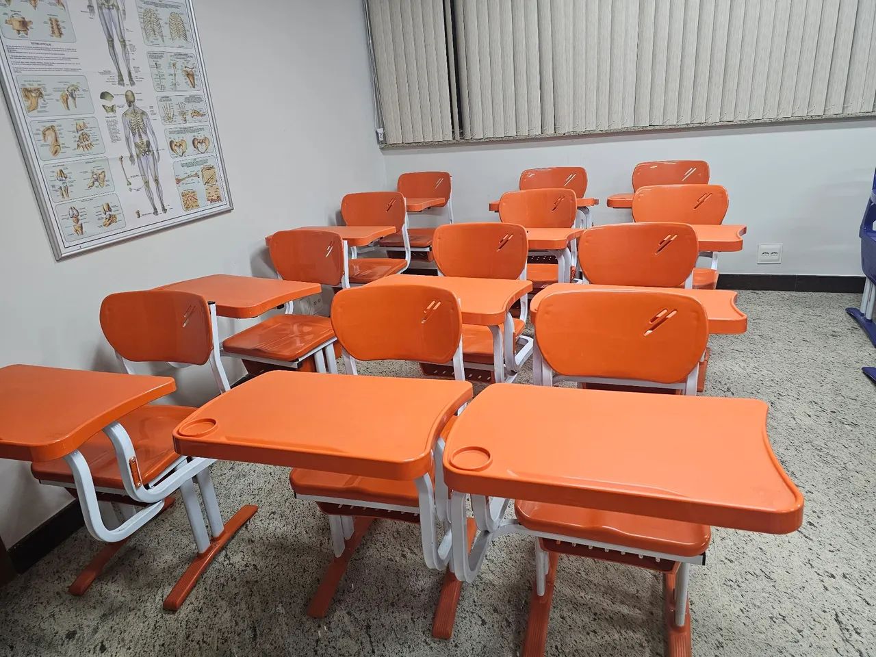 Carteiras Escolares Laranjas - Marca Desk. - Foto 2