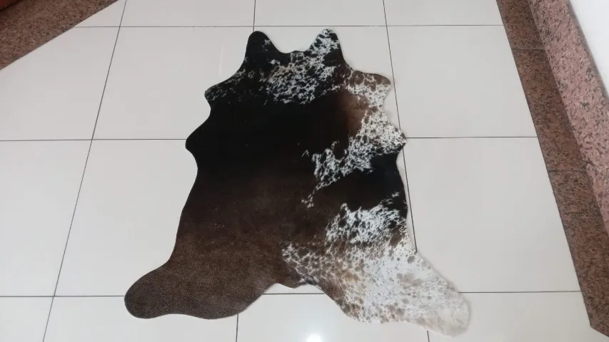 Tapetinho de couro natural 0,83x0,90m preto c/pintas brancas e marrons bp_988