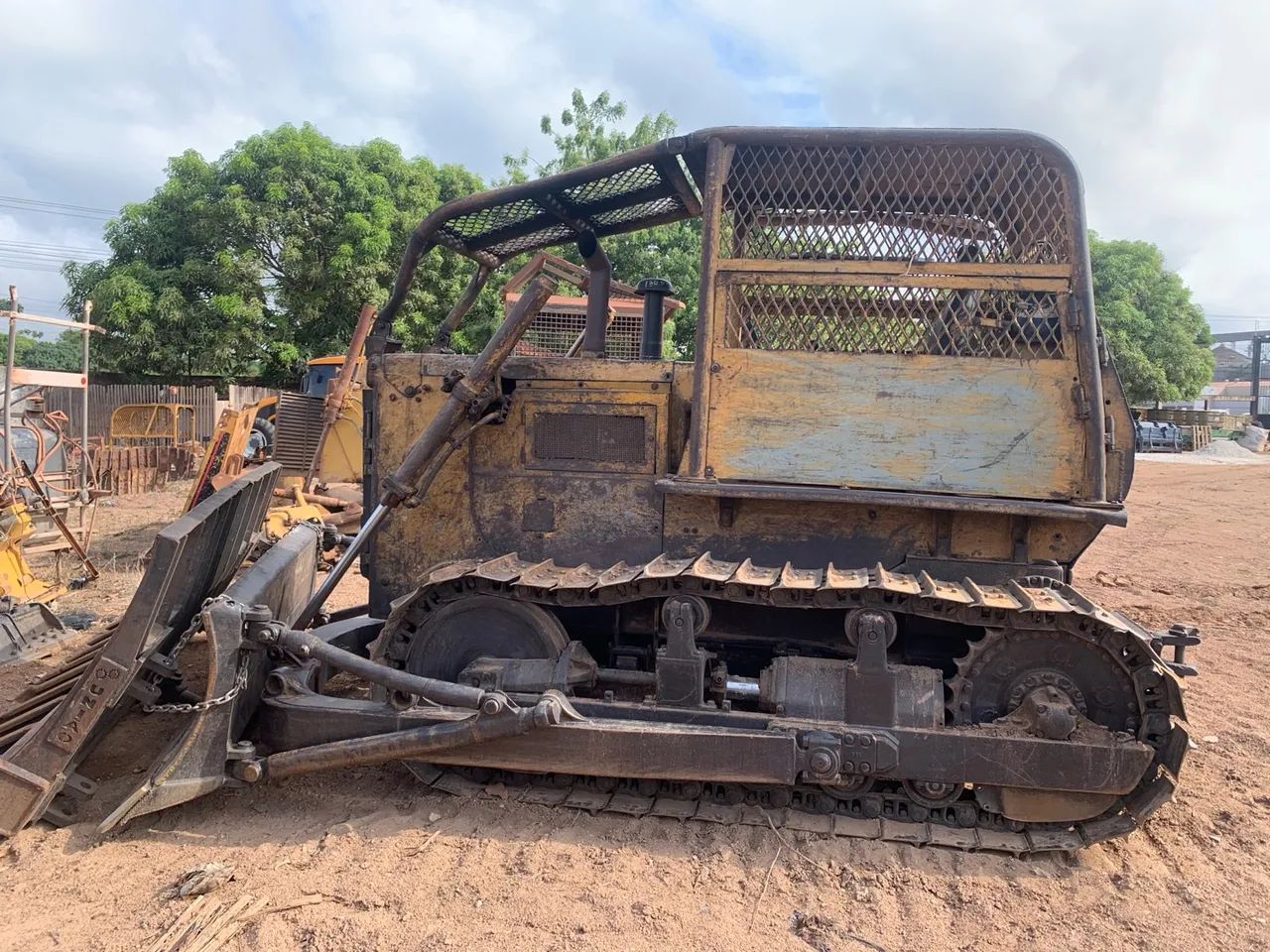 Trator de Esteira  Komatsu D50 - Usado