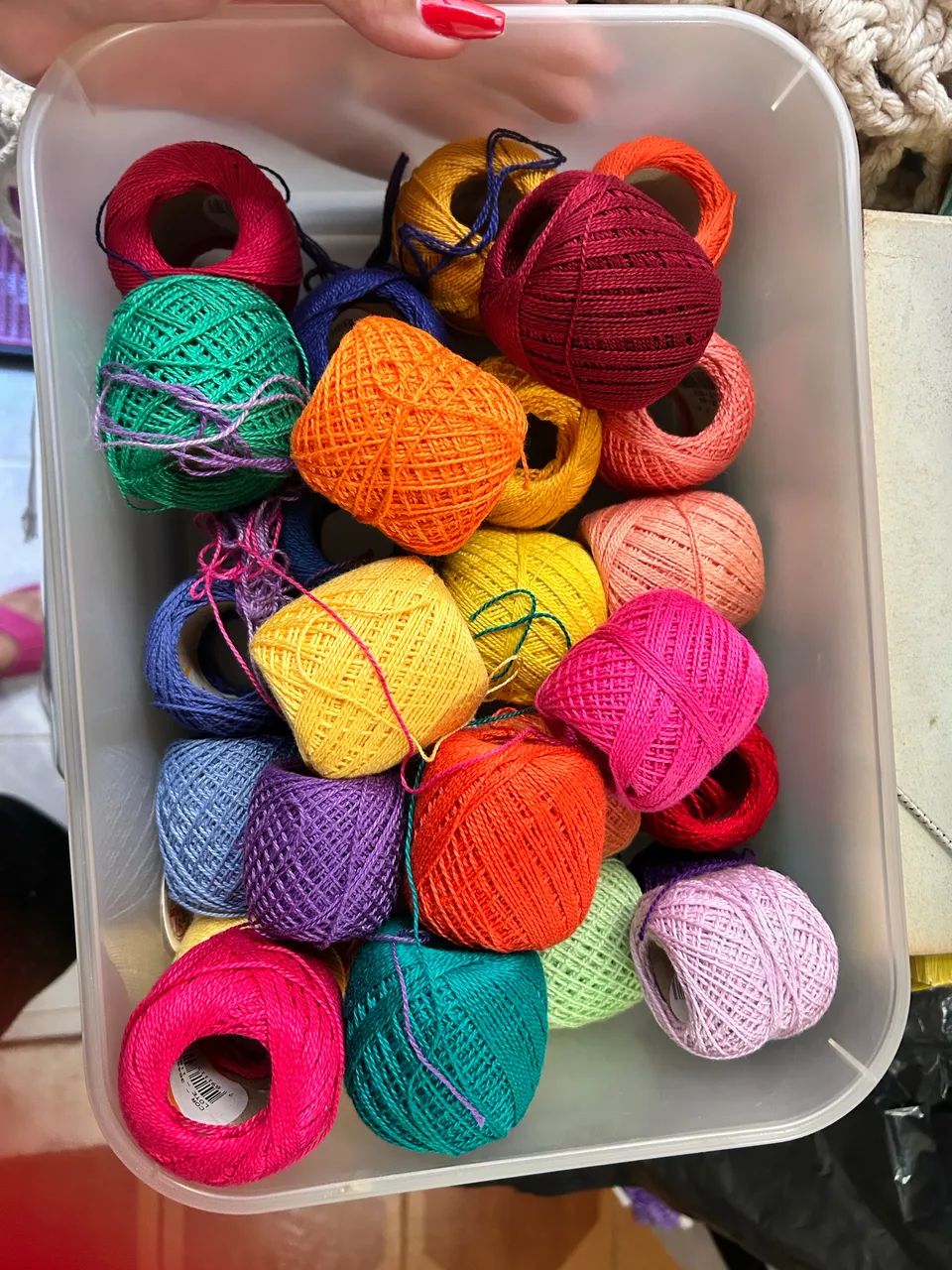 Kit com Linhas para Crochê e Artesanato + Caixa Organizadora - Foto 4