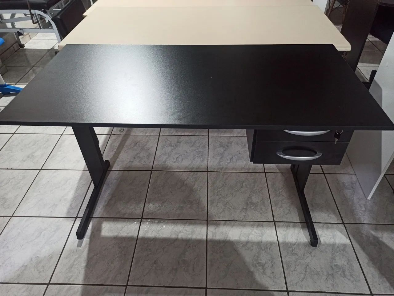 Mesa secretária com 2 gavetas 