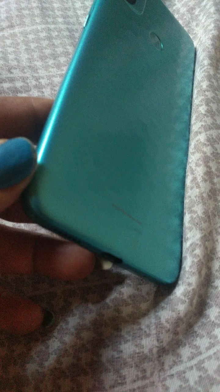 Vendo celular quebrado para retirada de peças, entrar em contato com *.Motorola 