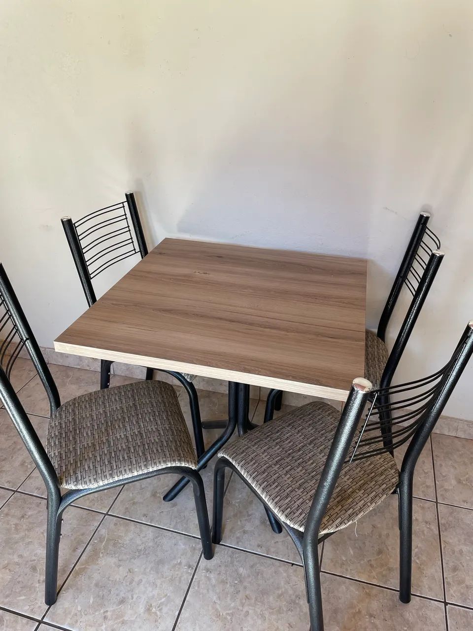 Conjunto Mesa + 4 Cadeiras | Compacto | Seminovo