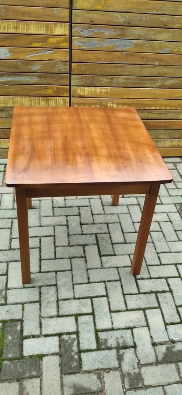 Mesa de Eucalipto 80 cm x 80 cm Envernizada