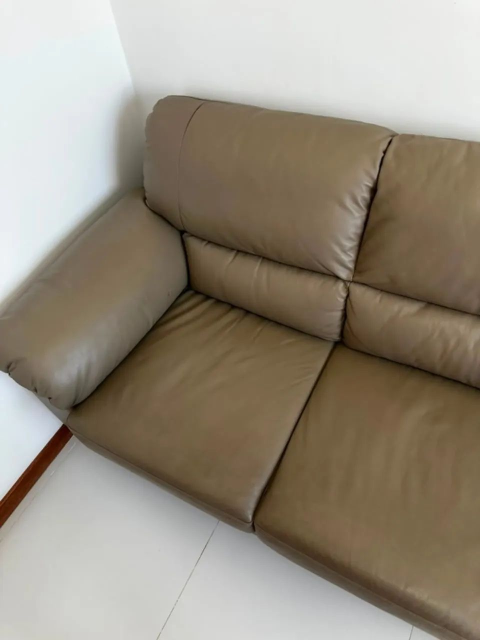 Sofá 3 Lugares 2,10m em Couro - Conforto e Elegância - Foto 3