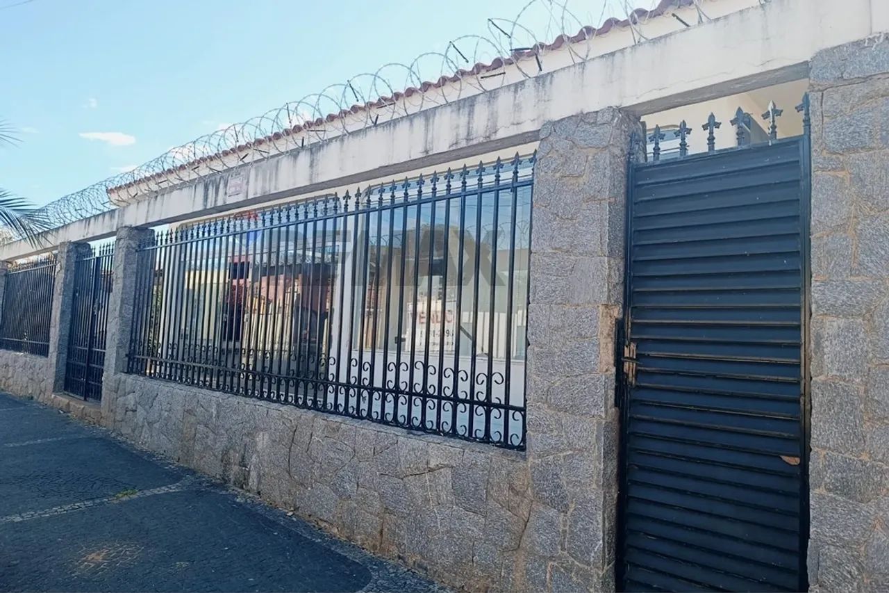 CASA À VENDA COM TERRENO DE 924 m²  CENTRO  ARAGUARI/MG - Foto 2