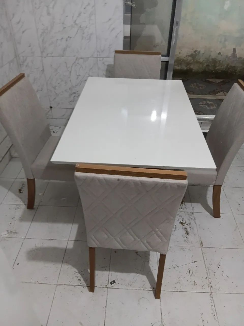 Jogo de Mesa com 4 Cadeiras 