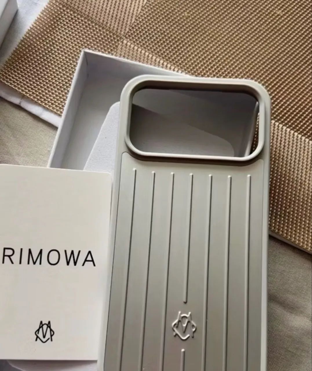 Case Rimowa capinha 17 pro max prata em alumínio e silicone 