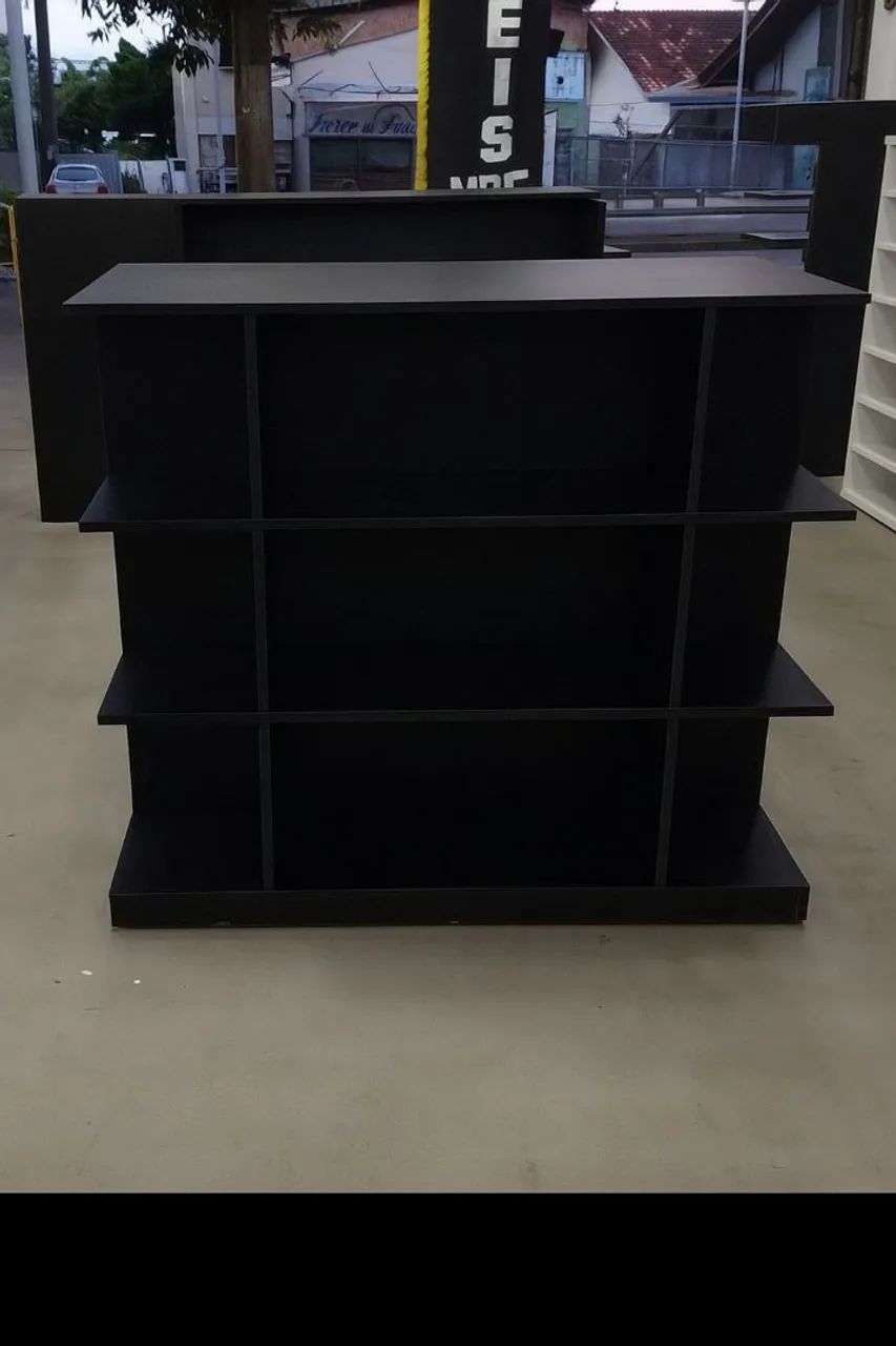 Gôndolas pretas pouco usadas