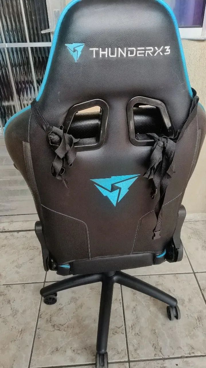 cadeira gamer ThunderX3 modelo BC3, na cor preto e ciano. 