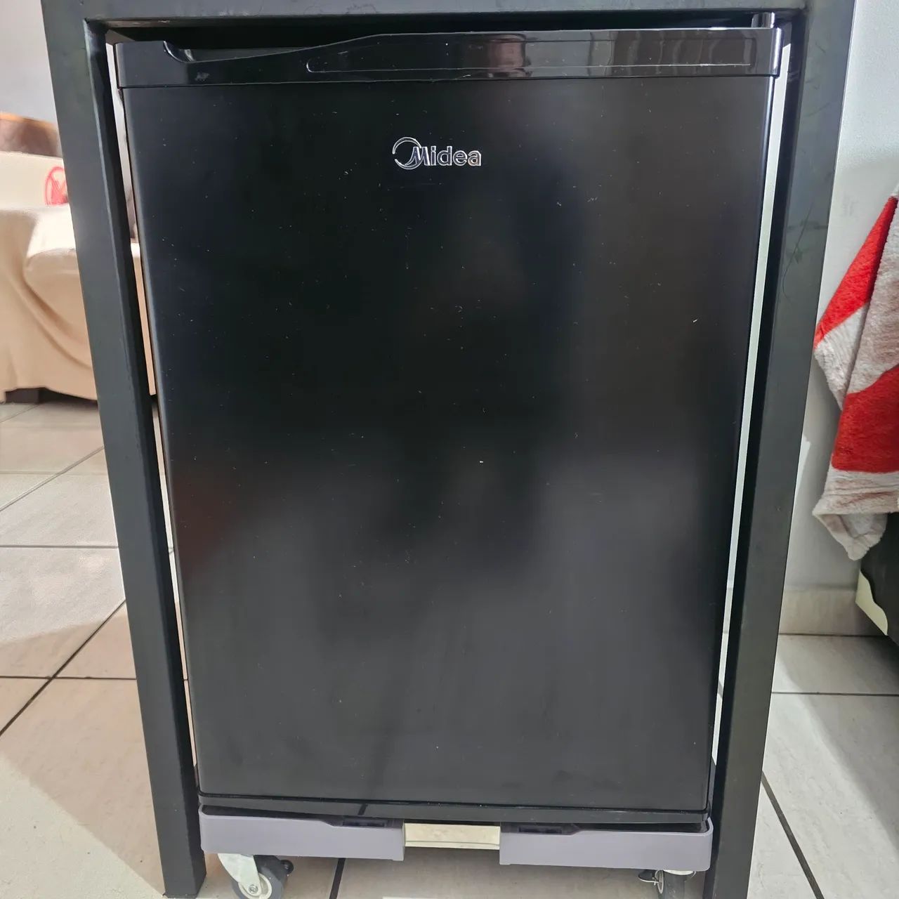 FRIGOBAR MIDEA BLACK 67L - Foto 3