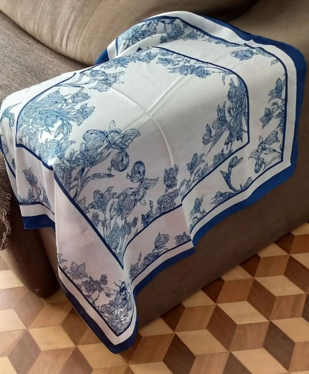 Lenço Floral Azul Marinho Clássico (novo) - Foto 3