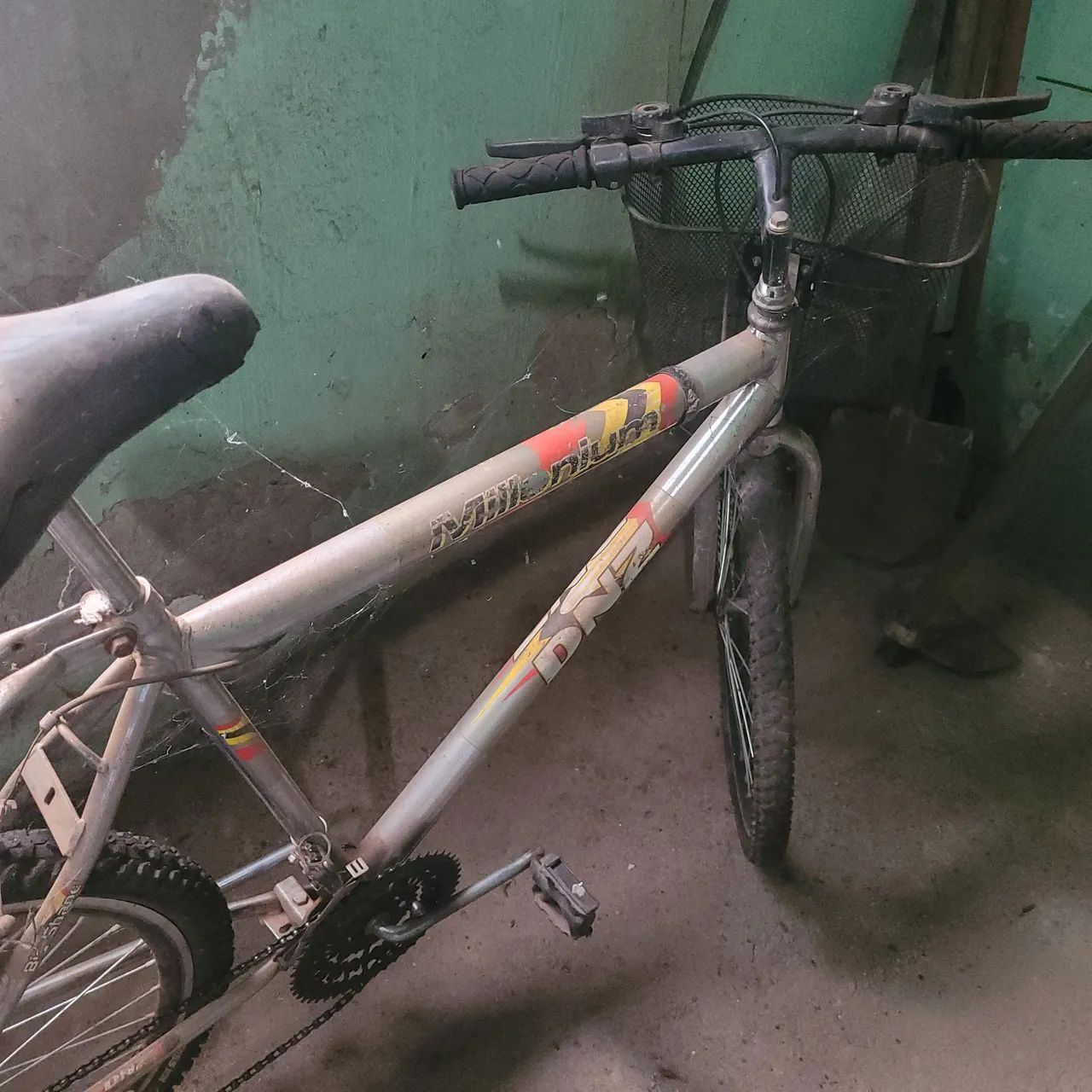 Bicicleta Cromada Seminova com Nota Fiscal, Pneus e Aros Novos - Foto 2