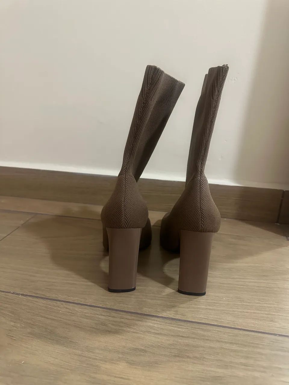 bota zara cano médio nova tam 39  - Foto 2