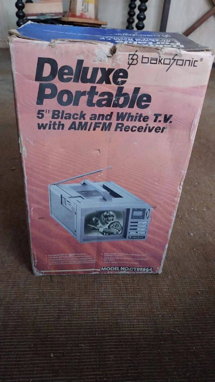 TV Deluxe Portable, 5" Black & White TV - AM/FM radio. - Foto 5