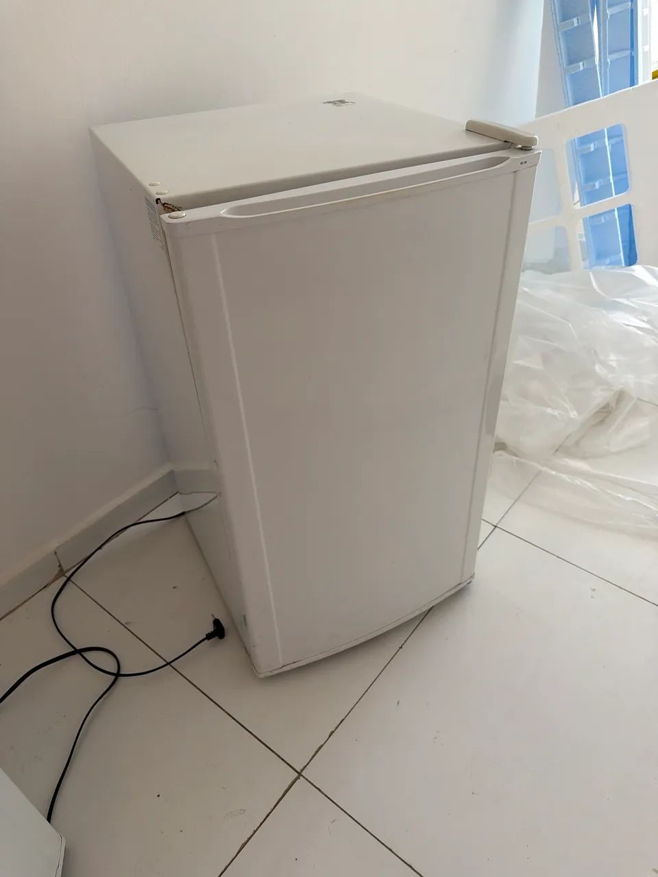 Vendo 2  frigobar 120 litros Eletrolux branca - Foto 5