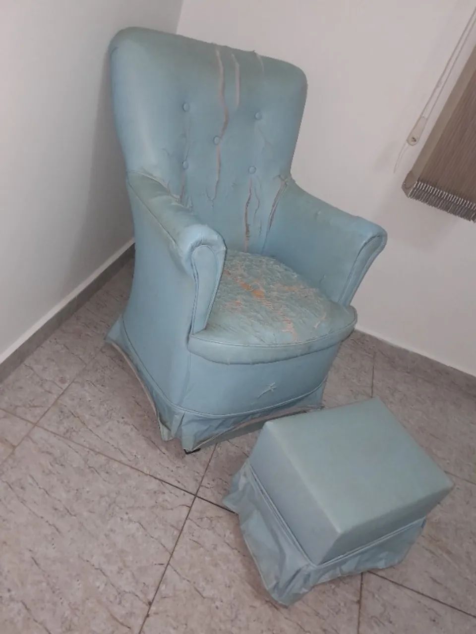 Poltrona p/ amamentação e puff