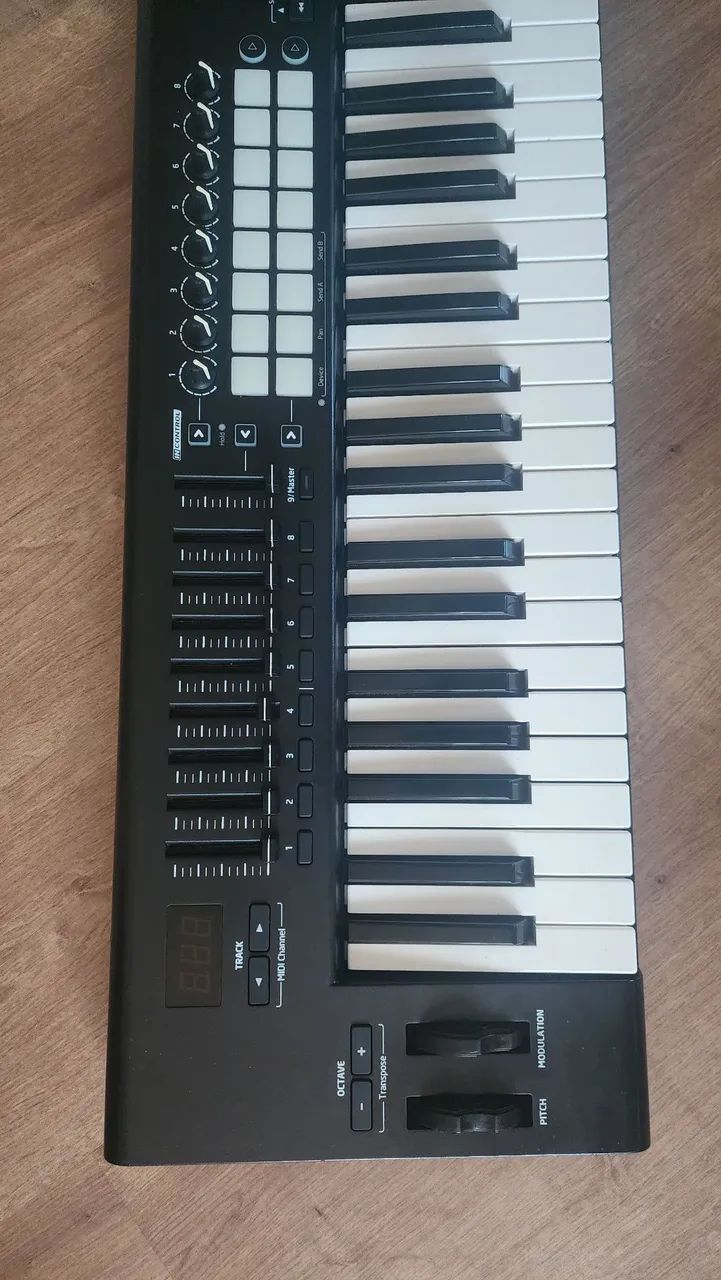 Controlador Novation LaunchKey MK2  - Foto 4