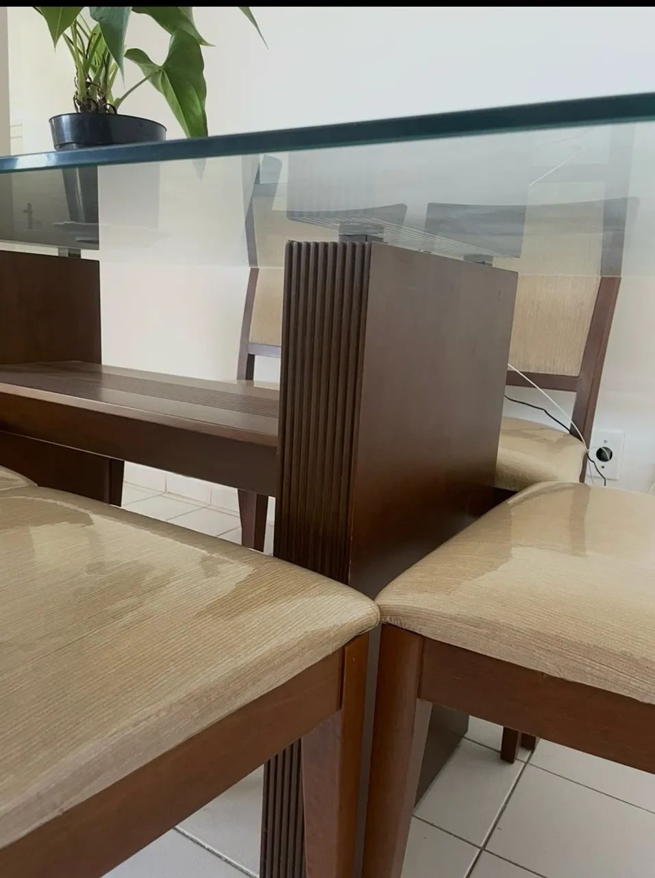Mesa madeira com tampo de vidro com 6 cadeiras  - Foto 4