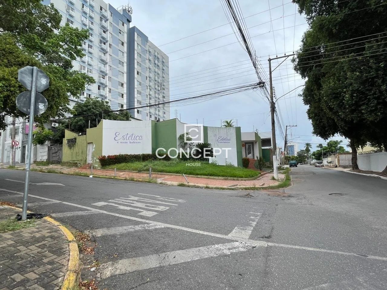 TERRENO Á VENDA COM CONSTRUCÃO