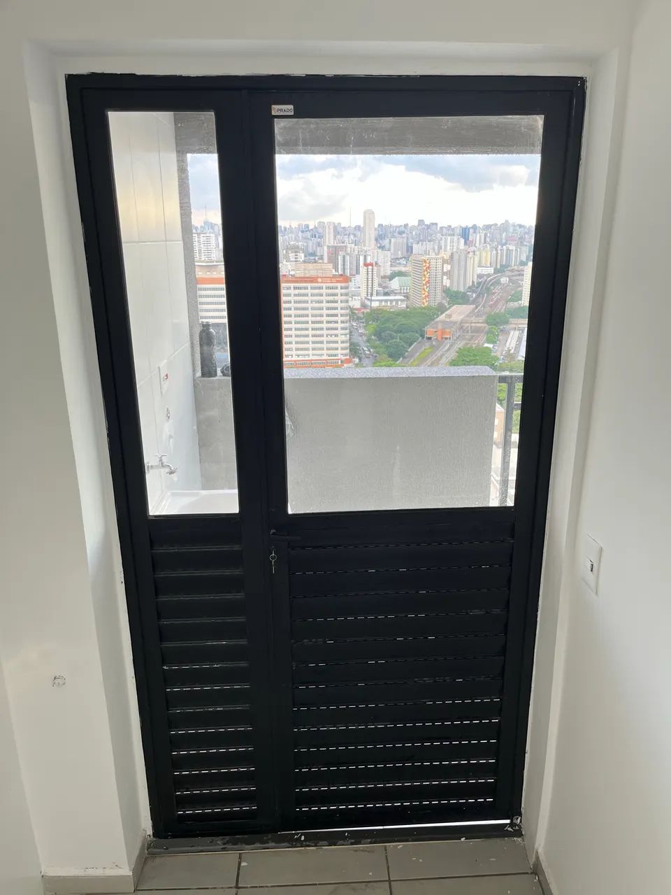 Porta de Alumínio NOVA com vidro e veneziana Completa 