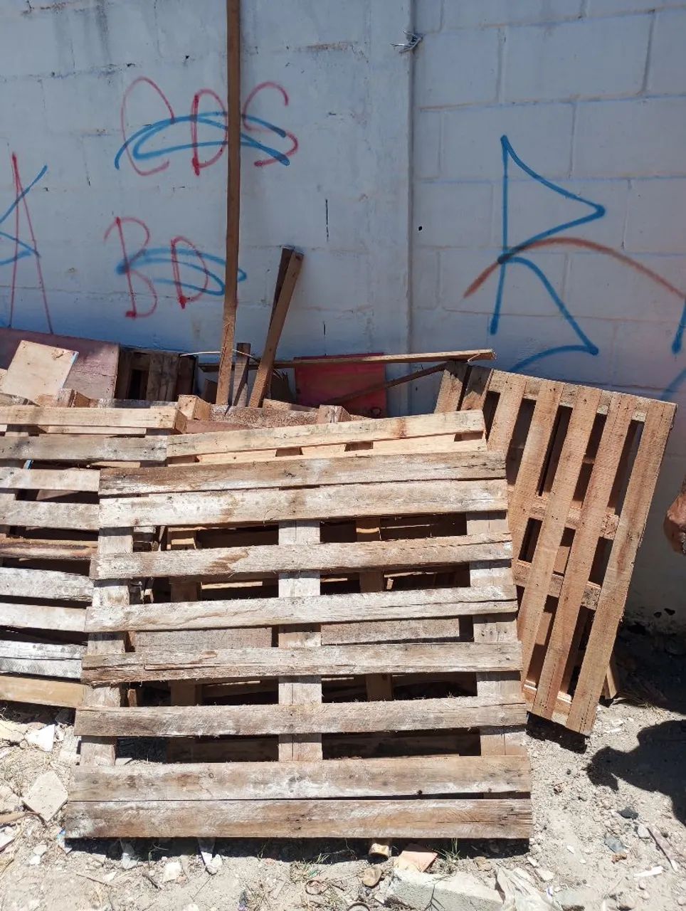 Paletes e retalhos de Madeirite 