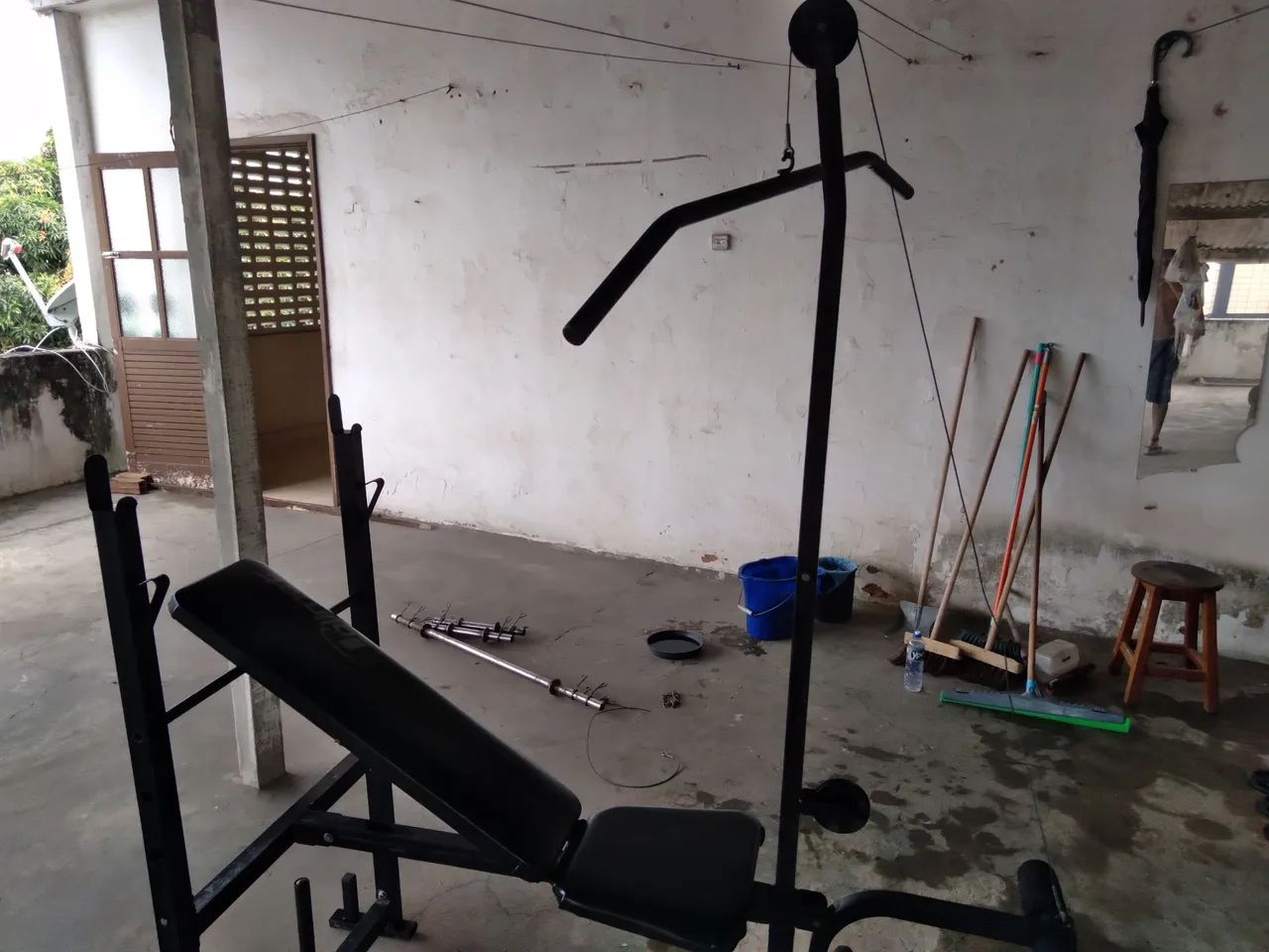 Mesa de suíno reto/inclinado, com cadeira extensor,/flexora + pesos, halteres e presilhas - Foto 5