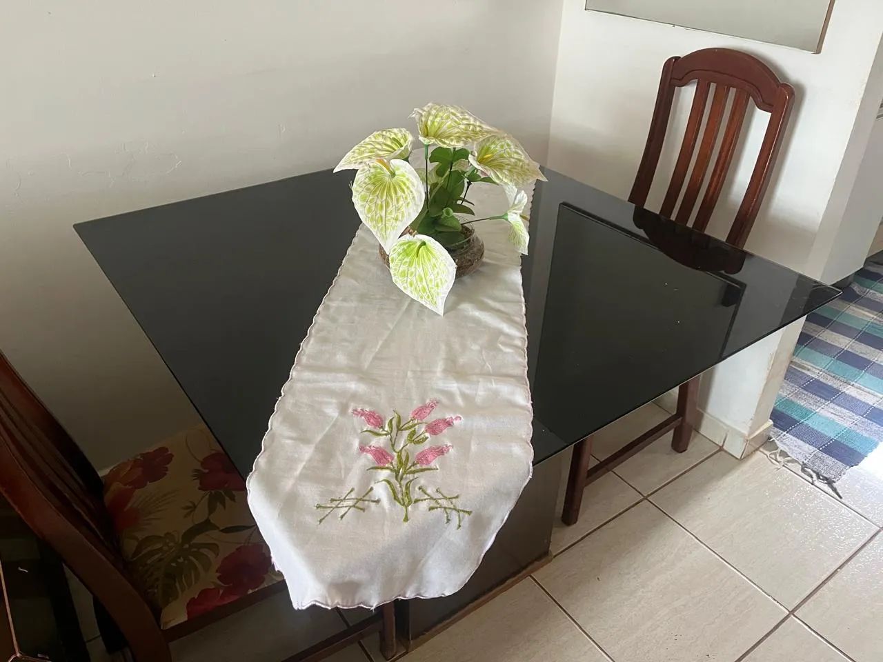 Mesa de vidro com duas cadeiras de madeira - Foto 2