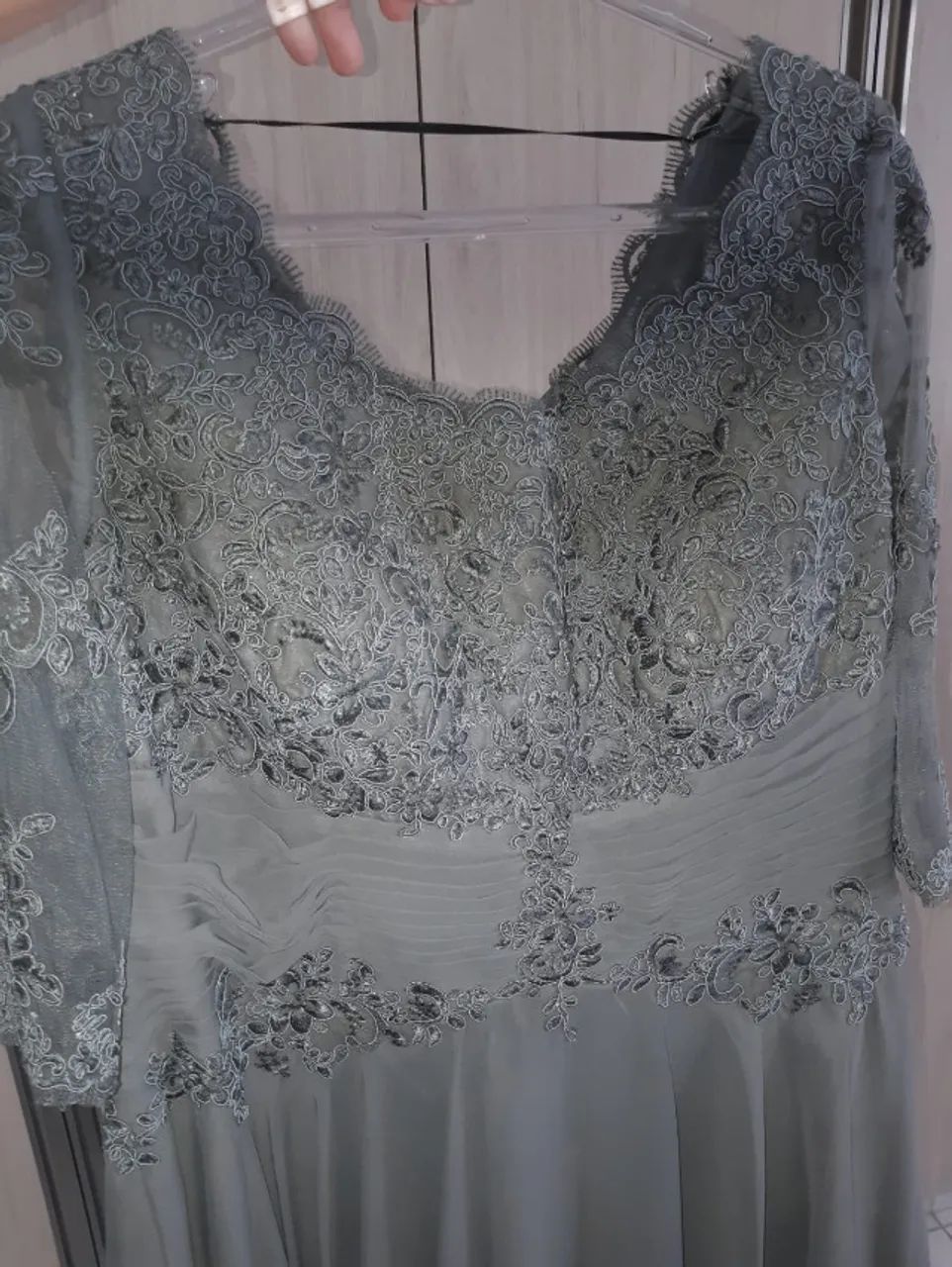 Vestido de festa - Cinza escuro bordado e com renda - Foto 4