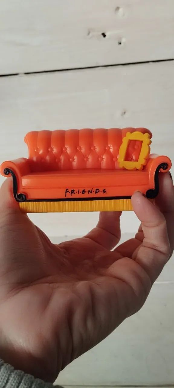 Mini Sofá Friends - O Icônico Sofá do Central Perk! - Foto 2