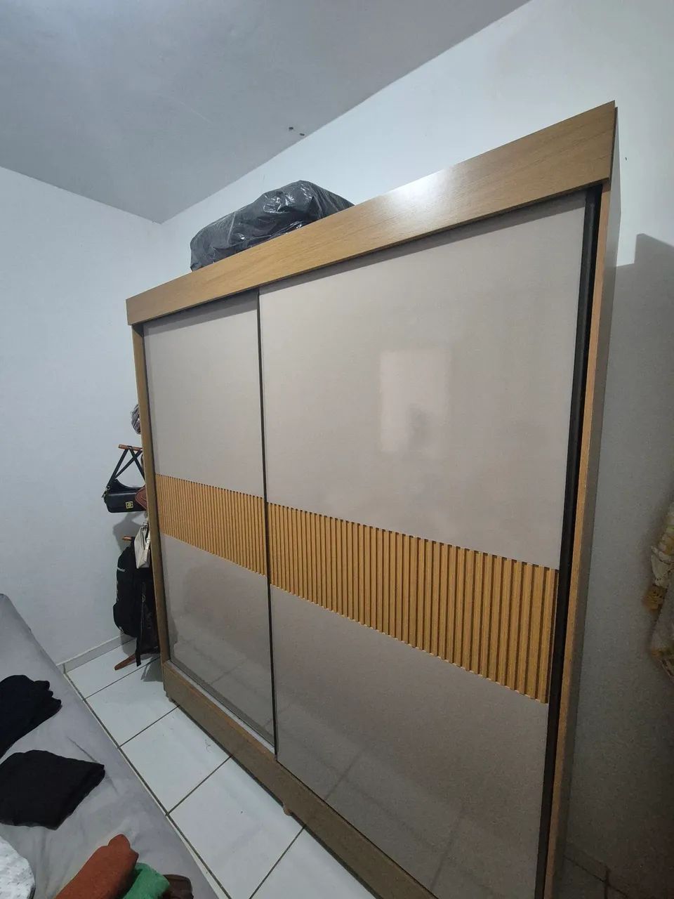GUARDA ROUPA 2 PORTAS 4 GAVETAS 