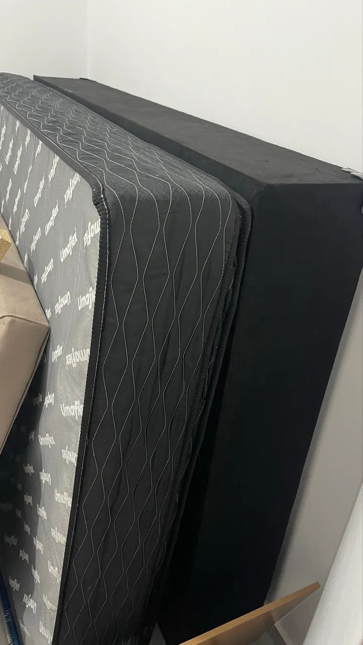 Cama box com o colchão e cabeceira modulada 