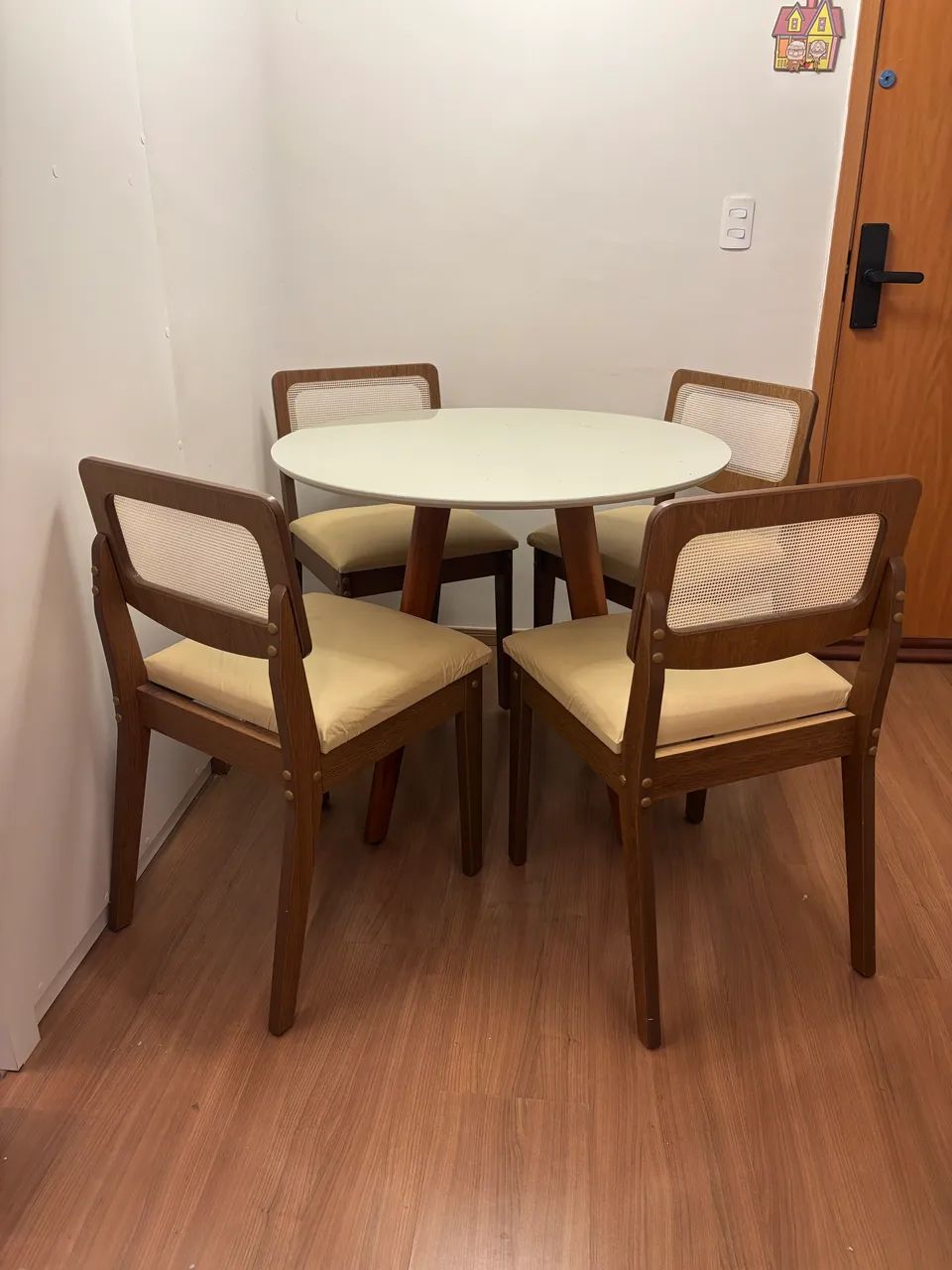 Conjunto mesa e cadeira 