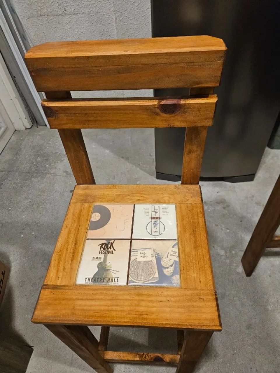 Mesa bistro e 2 banquetas com encosto 
