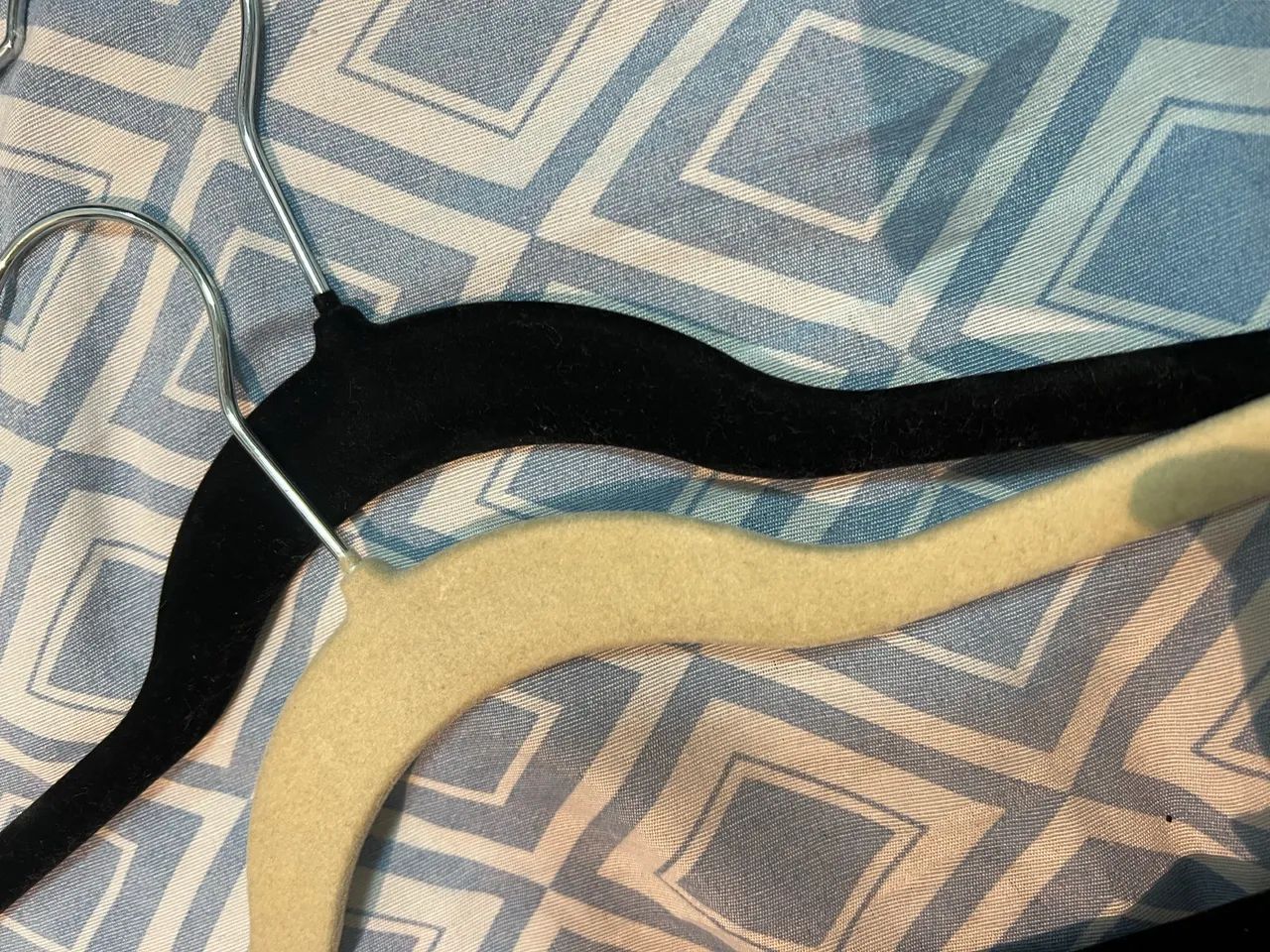 1 Cabide branco OU preto  - Foto 3