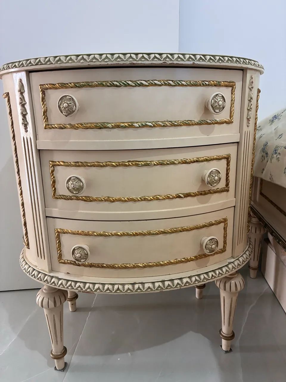 Cama de casal antiga estilo Luis XVI