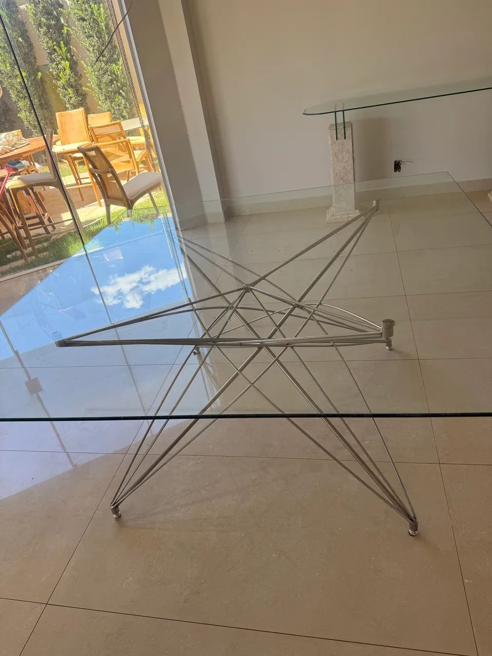 Mesa quadrada de vidro pés de metal com 8 cadeiras brancas - Foto 3