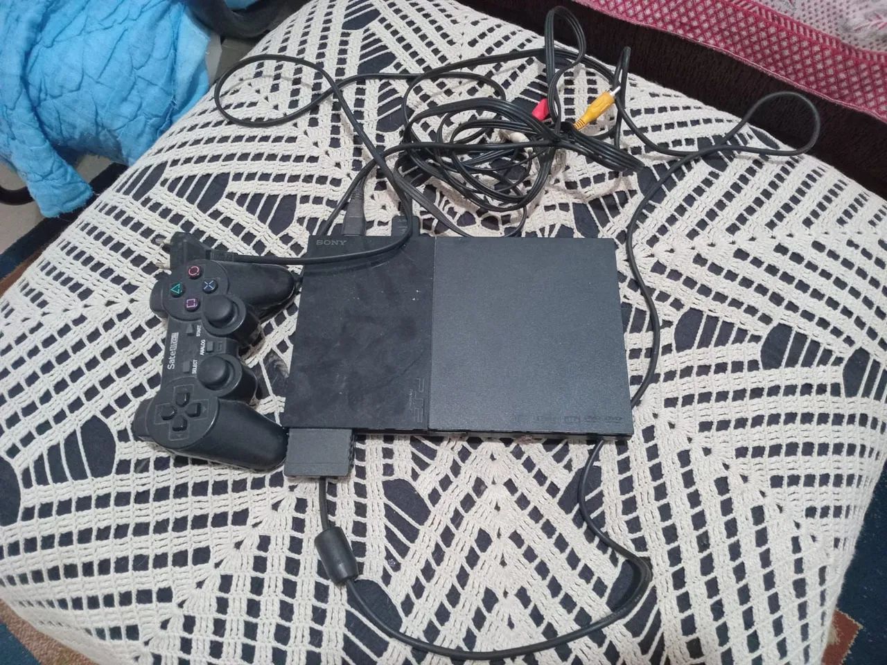 PS2 usado porém funcionando perfeitamente. Acompanha um controle e três jogos