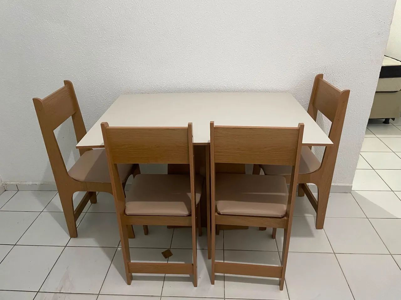 Mesa de Jantar Com 4 cadeiras em MDF
