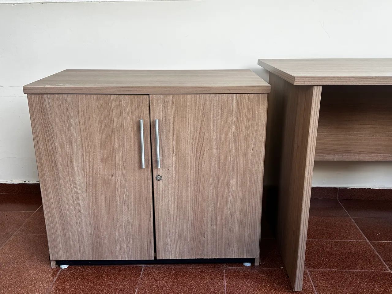 Conjunto mesa e cadeiras para escritório 