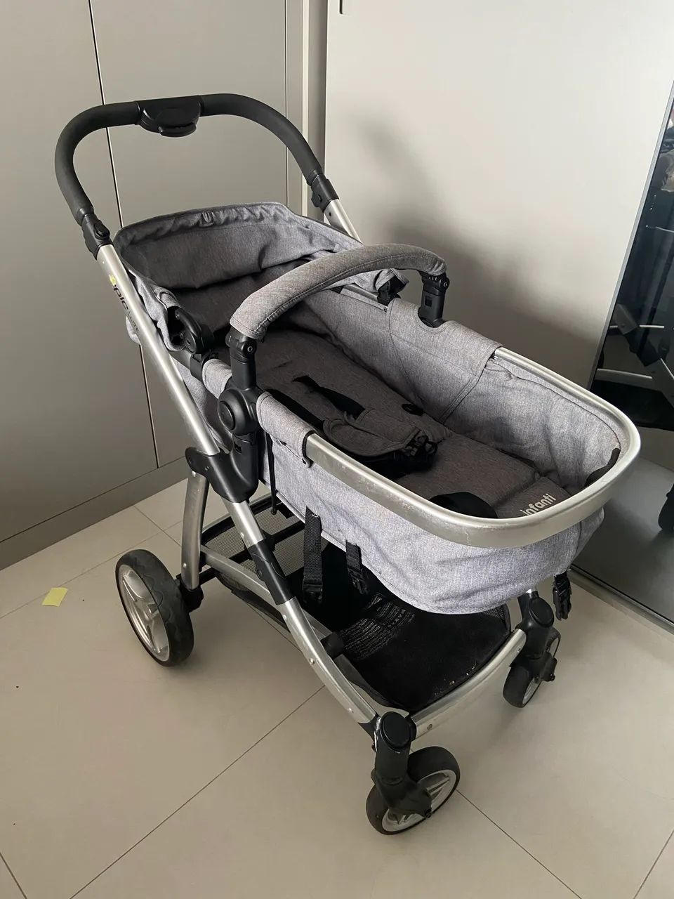 Carrinho de bebê com bebê conforto  - Foto 2