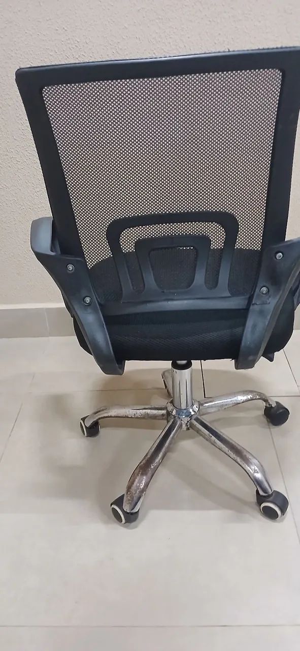 Cadeira simples usada  com detalhes de uso - Foto 3